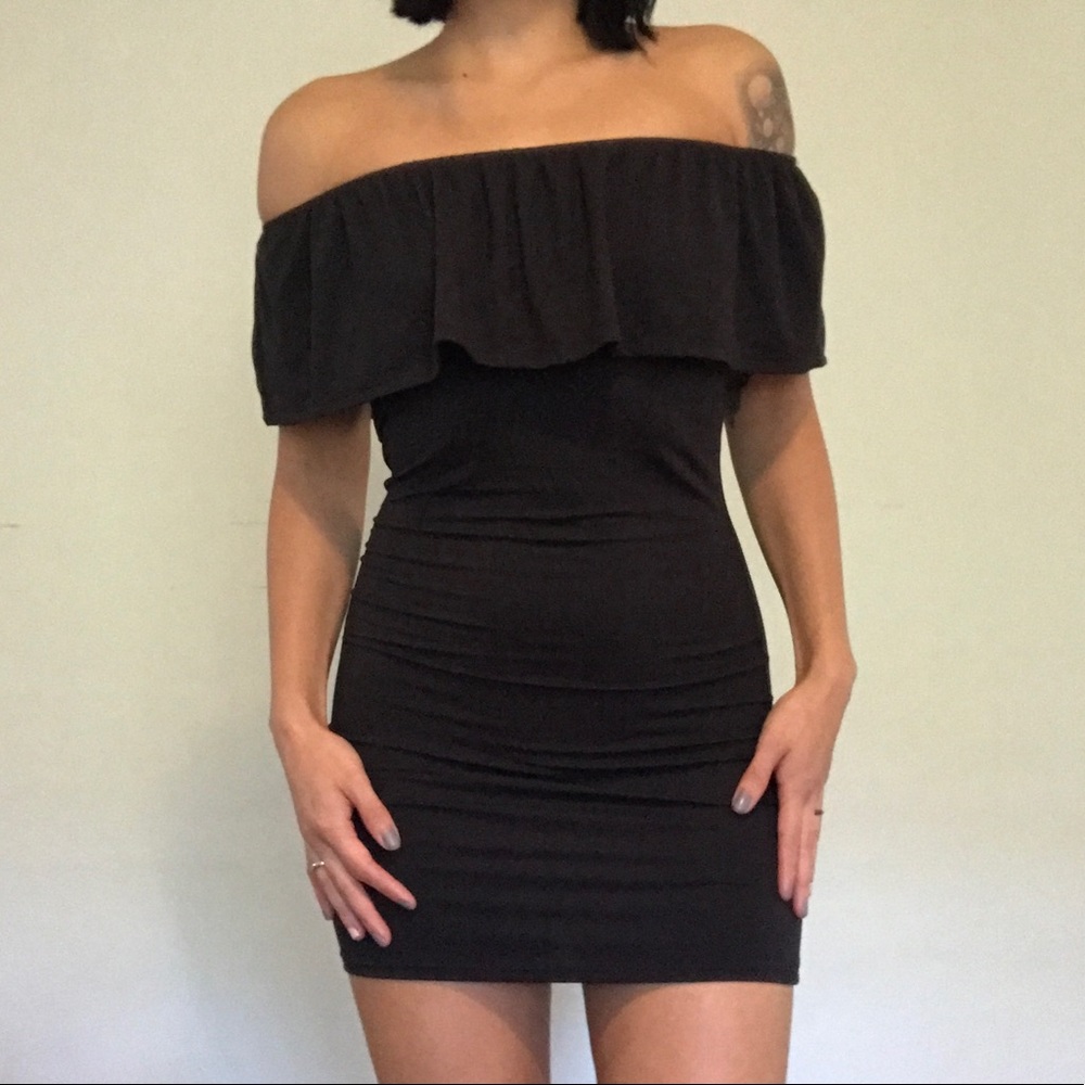 🎀PRICE DROP🎀 Black Ruffled Strapless Body Con